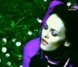 Pourtant de Vanessa Paradis (2000) Réalisé par Johnny Depp sous le pseudonyme de Richard Mudd.