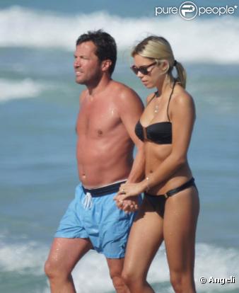 Le champion du monde Lothar Matthäus et sa superbe femme, Kristina Liliana, sur une plage de Miami, en Floride, le 20 mars 2010.