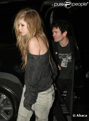 Avril Lavigne se rend dans un salon de tatouage avec son ex-mari Deryck Whibley le dimanche 21 mars.