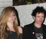 Avril Lavigne se rend dans un salon de tatouage avec son ex-mari Deryck Whibley le dimanche 21 mars.