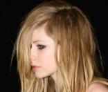 Avril Lavigne se rend dans un salon de tatouage avec son ex-mari Deryck Whibley le dimanche 21 mars.
