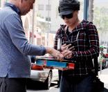 Pink, plus à l'aise avec ses fans qu'avec les paparazzi...