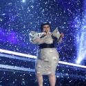 Quand Beth Ditto presque chic, s'écrase sur un champion de ski alpin sous le regard amusé de Shakira et Emma Thompson !