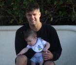 Ricky Martin avec un de ses jumeaux en février 2009 