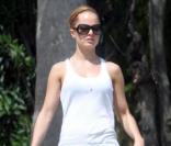 Mena Suvari fait du footing dans les rues de Hollywood le 24 mars 2010