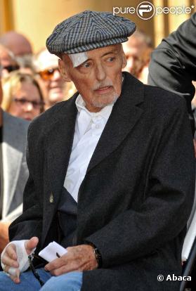 Dennis Hopper - très affaibli par son cancer - reçoit son étoile à Los Angeles, entouré de sa fille Galen, le 26 mars 2010 !