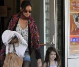 Suri et sa maman Katie Holmes à New York le 4 avril.