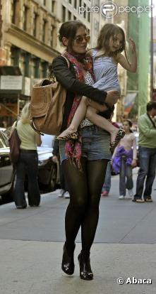 Suri et sa maman Katie Holmes à New York le 4 avril.