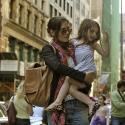 Suri Cruise : Elle improvise un numéro de danse en pleine rue et fait travailler sa maman Katie Holmes comme une folle !