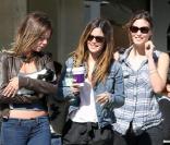 Rachel Bilson en pleine balade à Los Angeles, le 5 avril 2010