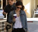 Rachel Bilson en pleine balade à Los Angeles, le 5 avril 2010