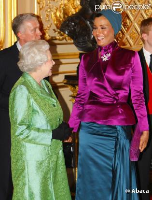 Sheikha Mozah bint Naser Al Missned et la reine d'Angleterre à Londres le 6 avril 2010