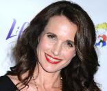 La ravissante Andie MacDowell, à l'occasion de la présentation des deux téléfilms à suspense  At Risk  et  The Front , adaptés de l'oeuvre de Patricia Cornwell, à la Hearst Tower de New York, le 7 avril 2010.