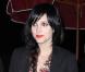 Ashlee Simpson est vêtue d'une jolie petite robe liberty, savamment habillée d'un blazer toujours aussi tendance, avec une paire de collants noirs pour un effet plus chic, le tout porté avec des escarpins à brides signés Louboutin.