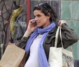 Petite séance shopping pour Amanda Peet, à New York, le 8 avril 2010 !