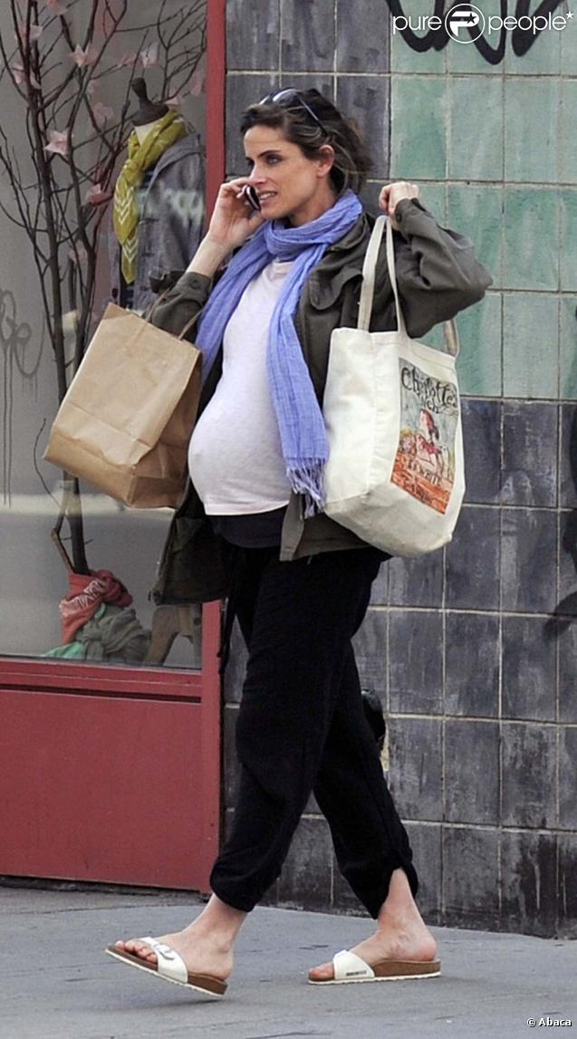 Petite séance shopping pour Amanda Peet, à New York, le 8 avril 2010 !