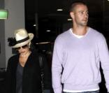 Dannii Minogue et Kris Smith à l'aéroport de Melbourne, le 11 avril 2010  