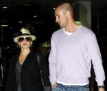 Dannii Minogue et Kris Smith à l'aéroport de Melbourne, le 11 avril 2010  