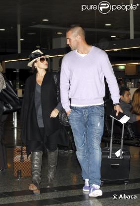 Dannii Minogue et Kris Smith à l'aéroport de Melbourne, le 11 avril 2010  