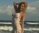 Loana dans le clip La Madrague, reprise de Brigitte Bardot.