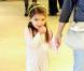 Suri Cruise, accompagnée de sa nounou, assiste à une projection.. en nuisette et pantoufles (10 avril 2010, NYC)