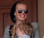 Eva Herzigova, son compagnon Gregorio avec leur fils George, lors de la demi-finale des Masters de Monte-Carlo le 17 avril 2010