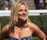 Geri Halliwell, venue avec son chéri Henry, joue aux courses, à Newbury, samedi 17 avril.