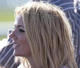 Geri Halliwell, venue avec son chéri Henry, joue aux courses, à Newbury, samedi 17 avril.