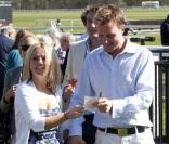 Geri Halliwell, venue avec son chéri Henry, joue aux courses, à Newbury, samedi 17 avril.