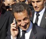 Nicolas Sarkozy s'est rendu à Tremblay (93) le 20 avril 2010 pour visiter les dépôts où se trouvent des bus vandalisés : le président passe son téléphone à un conducteur de bus. A l'autre bout du film, Carla Bruni ! 