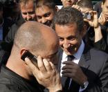 Nicolas Sarkozy s'est rendu à Tremblay (93) le 20 avril 2010 pour visiter les dépôts où se trouvent des bus vandalisés : le président passe son téléphone à un conducteur de bus. A l'autre bout du film, Carla Bruni ! 