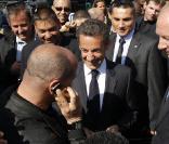 Nicolas Sarkozy s'est rendu à Tremblay (93) le 20 avril 2010 pour visiter les dépôts où se trouvent des bus vandalisés : le président passe son téléphone à un conducteur de bus. A l'autre bout du film, Carla Bruni ! 