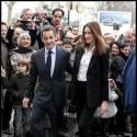 Nicolas Sarkozy en plein déplacement politique, il affiche un immense sourire... grâce à sa Carla Bruni !