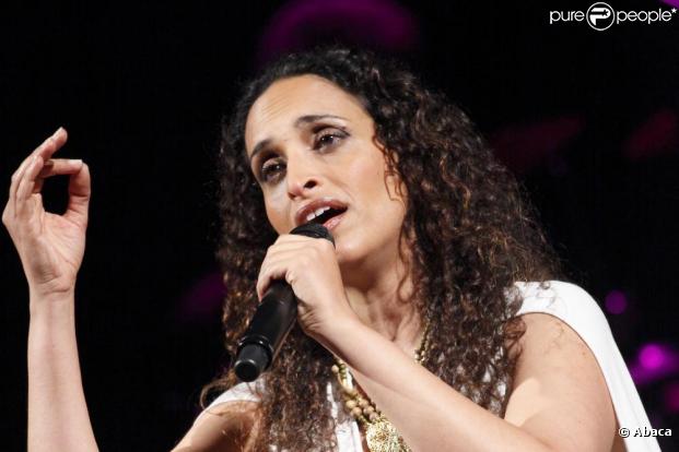 La chanteuse Noa accueillait, il y a quelques semaines, une petite fille prénommée Yum.