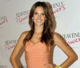 Alessandra Ambrosio présente le parfum Heavenly flowers, dans une boutique Victoria's Secret, à Miami, le 22 avril 2010 !