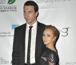 Hayden Panettiere présente sa nouvelle coupe, avec un James Cameron amoureux et une Michelle Rodriguez déchaînée !