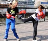 Le 23 avril 2010, à deux jours du Virgin London Marathon, Natalie Imbruglia a chaussé les gants avec Holly et Sam Bronson