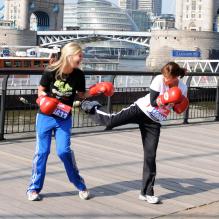 Le 23 avril 2010, à deux jours du Virgin London Marathon, Natalie Imbruglia a chaussé les gants avec Holly et Sam Bronson