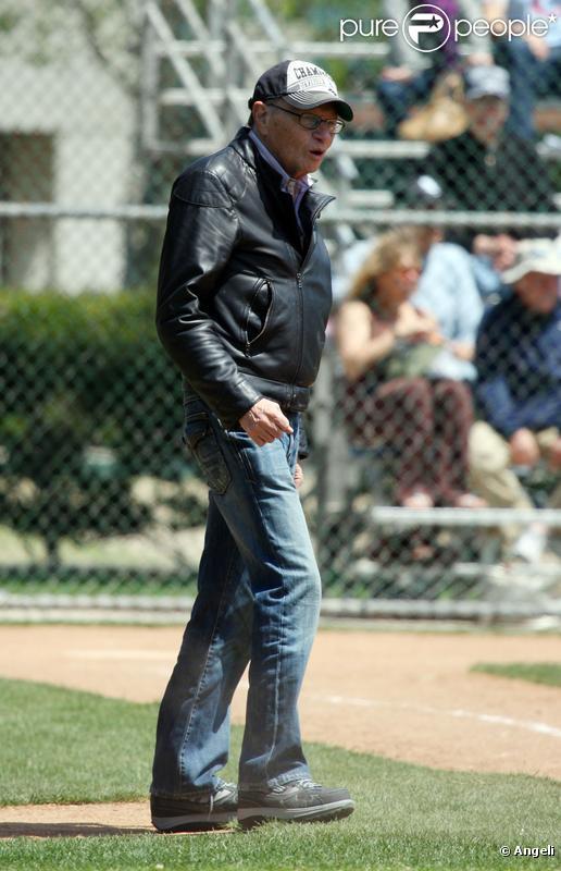 Larry King assiste à un match de baseball de ses enfants Chance et Cannon en présence de son ex-femme Shawn Southwick à Beverly Hills le 24 avril 2010 
