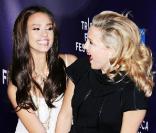 Quand Jessica Alba vient au secours de Kate Hudson... victime d'un coup de vent coquin !