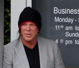 Mickey Rourke se promène sous le soleil de Beverly Hills en compagnie de sa girlfriend, la somptueuse Anastassija Makarenko le 27 avril 2010 