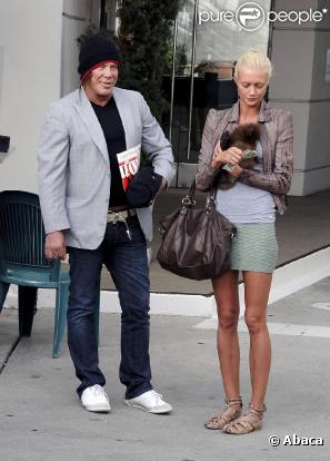 Mickey Rourke se promène sous le soleil de Beverly Hills en compagnie de sa girlfriend, la somptueuse Anastassija Makarenko le 27 avril 2010 