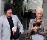 Mickey Rourke se promène sous le soleil de Beverly Hills en compagnie de sa girlfriend, la somptueuse Anastassija Makarenko le 27 avril 2010<br />