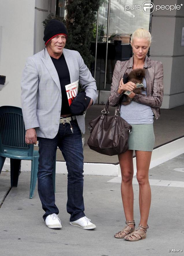 Mickey Rourke se promène sous le soleil de Beverly Hills en compagnie de sa girlfriend, la somptueuse Anastassija Makarenko le 27 avril 2010 
