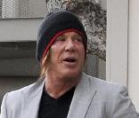 Mickey Rourke se promène sous le soleil de Beverly Hills en compagnie de sa girlfriend, la somptueuse Anastassija Makarenko le 27 avril 2010 