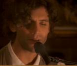 Mika chante Love Today... dans un appartement !
