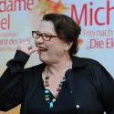 Josiane Balasko fait le tour du monde... mais a oublié son élégance le temps d'un instant !