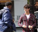 Joe Jonas offre quelques dollars à un sans-abri, dans les rues de Los Angeles, avant d'échanger quelques mots avec des fans qui l'ont reconnu, mercredi 28 avril.