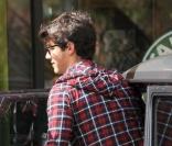 Joe Jonas offre quelques dollars à un sans-abri, dans les rues de Los Angeles, avant d'échanger quelques mots avec des fans qui l'ont reconnu, mercredi 28 avril.