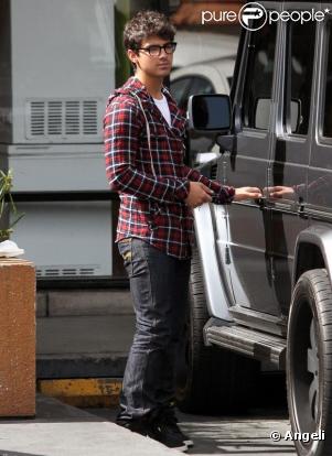 Joe Jonas offre quelques dollars à un sans-abri, dans les rues de Los Angeles, avant d'échanger quelques mots avec des fans qui l'ont reconnu, mercredi 28 avril.